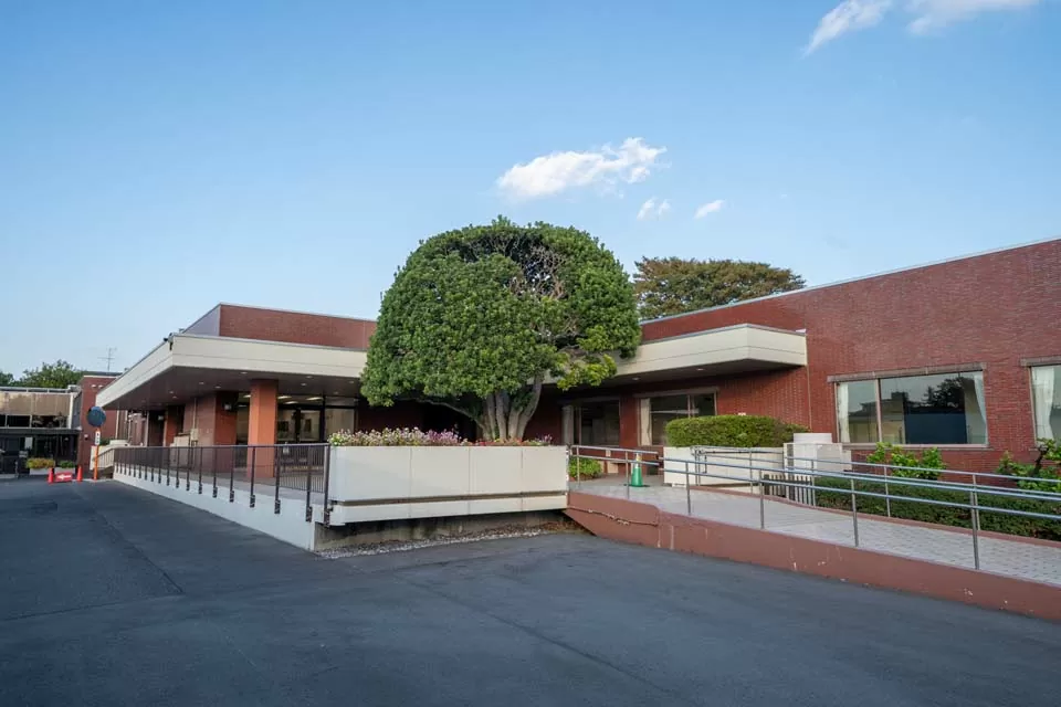 セレモニーハート西大島ホールのバリアフリー設計の外観とエントランス（江東区）