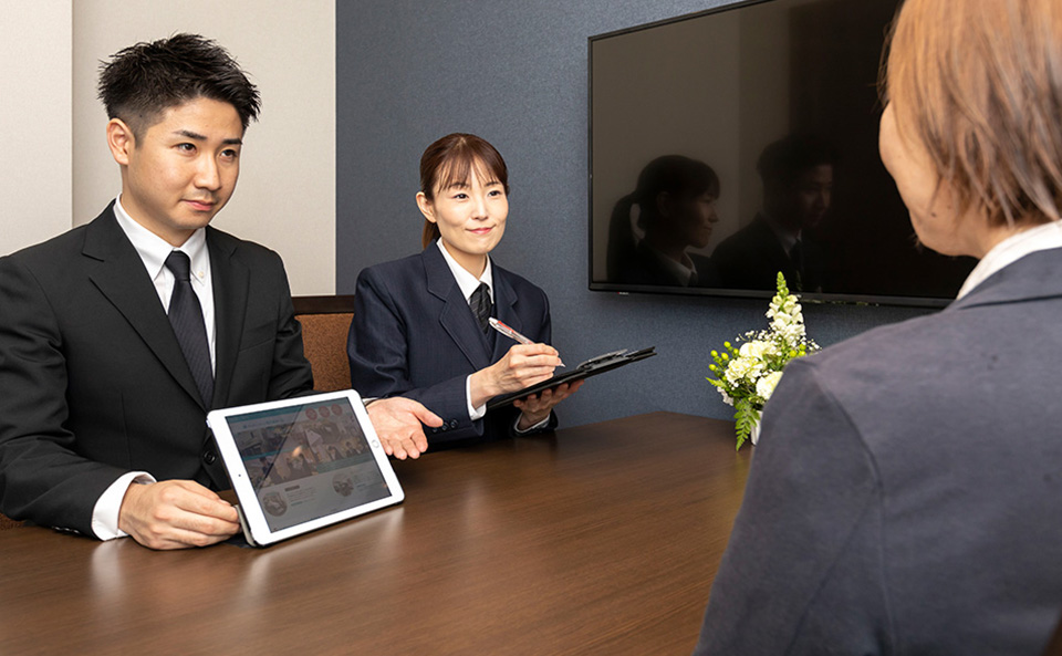 セレモニーハート西大島ホールが江東区で遺族と葬儀の打合せをしている