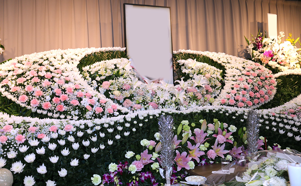セレモニーハート西大島ホールが江東区で飾った白とピンクの祭壇花と遺影の葬儀壇